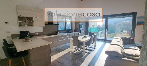 Foto Villa bifamiliare a Arcisate Brenno Useria di 250 m² con 7 locali