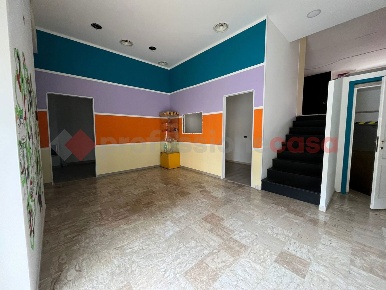Foto Negozio in Via Colombo snc, Cassino Centro di 120 m² con 5 locali