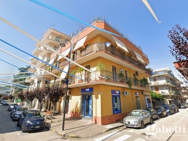 Foto Negozio in Via ERCOLE CANTONE 00, Pomigliano d'Arco Centro di 50 m²