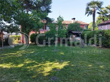 Foto Villa bifamiliare in 20 Aprile 1944, Padova Zona Industriale di 228 m²