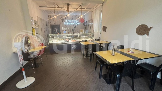 Foto Attività commerciale in Via Roma 61, Magenta Centro di 60 m²