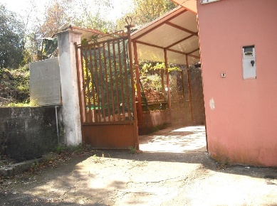 Foto Casa indipendente a Zafferana Etnea Centro con 2 locali in vendita