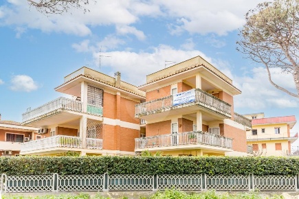 Foto Appartamento in Via Lago Maggiore, Pomezia di 70 m² con 2 locali