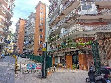 Foto Negozio in Via Cagnazzi 31, Napoli Sanità di 300 m² con 1 locali