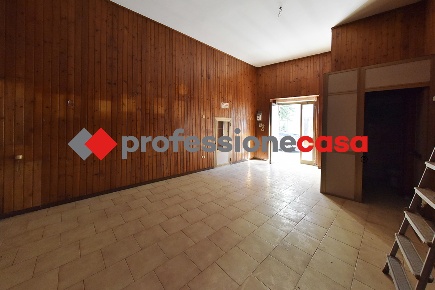 Foto Negozio in Via XX Settembre 80, San Nicola la Strada di 30 m²