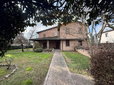Foto Villa singola a Zelo Buon Persico Centro di 285 m² con 5 locali
