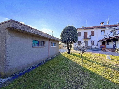 Foto Villa unifamiliare in Torino, Inveruno Centro di 121 m² con 3 locali