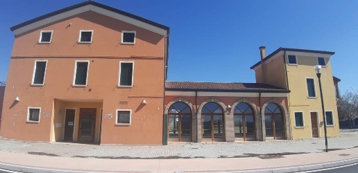 Foto Locale commerciale a Due Carrare Terradura di 443 m² con 5 locali