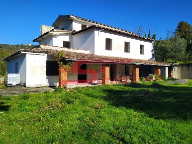 Foto Villa unifamiliare a Monsummano Terme di 325 m² con 16 locali