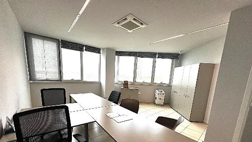 Foto Ufficio a Cascina Semicentro di 127 m² con 5 locali in affitto
