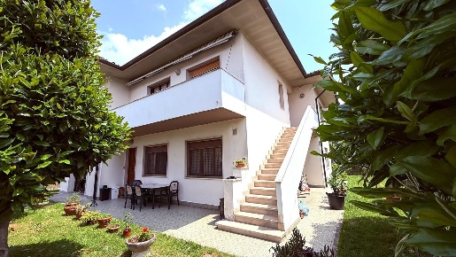 Foto Villa unifamiliare a Vicopisano Centro di 450 m² con 10 locali