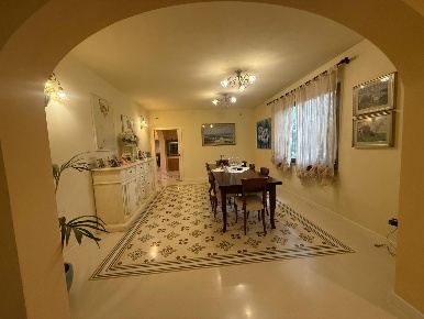 Foto Villa unifamiliare a Fucecchio di 300 m² con 10 locali in vendita