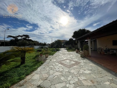 Foto Villa unifamiliare a Gagliano del Capo Centro di 548 m² con 18 locali