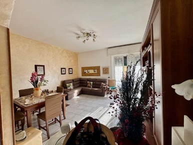 Foto Appartamento a Carrara Marina di Carrara di 90 m² con 4 locali