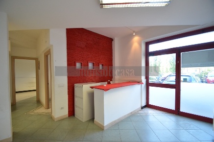 Foto Locale commerciale in Via Luigi Catanelli 23, Perugia di 110 m²