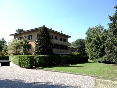 Foto Appartamento in Via Manzoni, Lesmo di 130 m² con 3 locali in vendita