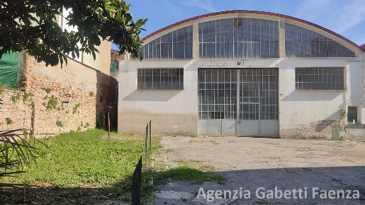 Foto Capannone industriale in VIA SILVIO PELLICO, Faenza di 400 m²