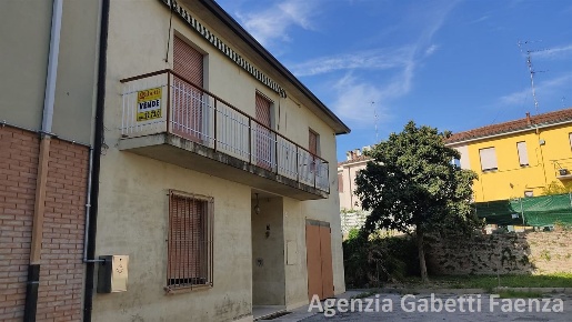 Foto Casa indipendente in VIA SILVIO PELLICO, Faenza di 250 m² con 5 locali