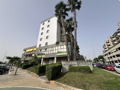 Foto Locale commerciale in VIALE DELLA REPUBBLICA, Modugno di 95 m²