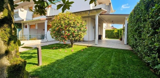 Foto Villa a schiera a Massa Ronchi - Poveromo di 135 m² con 5 locali