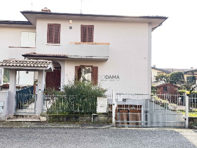 Foto Villa unifamiliare a Bedizzole Piazza di 156 m² con 4 locali