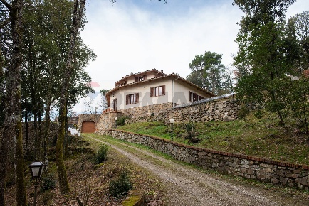 Foto Casa indipendente in Via La Badia, Loro Ciuffenna di 310 m² in vendita