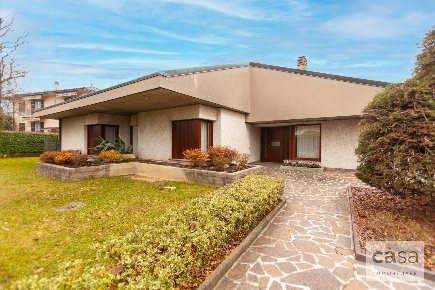 Foto Villa unifamiliare in Via Renato Simoni 6, Varese Bobbiate - Schiranna