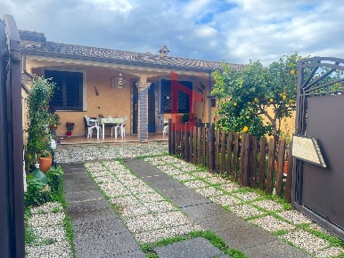 Foto Villa a schiera in Via Tagliamento, Ardea di 70 m² con 3 locali