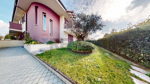 Foto Appartamento in via Giacomo Leopardi 3, Bussero di 120 m² con 3 locali