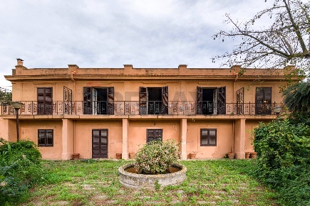 Foto Rustico in Via Crocetta 39, Palermo Cardillo di 444 m² con 14 locali