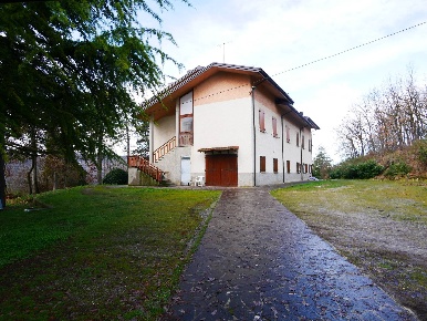 Foto Appartamento in Via la bianca, Serramazzoni di 110 m² con 5 locali