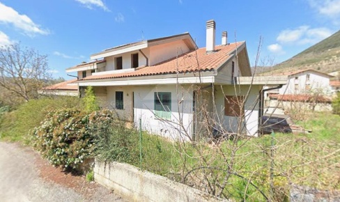 Foto Villa bifamiliare in Via dei Prati di Raggio, Gubbio di 280 m²