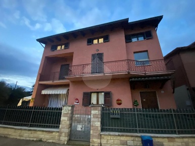 Foto Appartamento in Via della Badia, Bettona di 120 m² con 3 locali