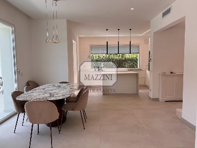 Foto Villa unifamiliare a Pietrasanta di 220 m² con 12 locali in vendita