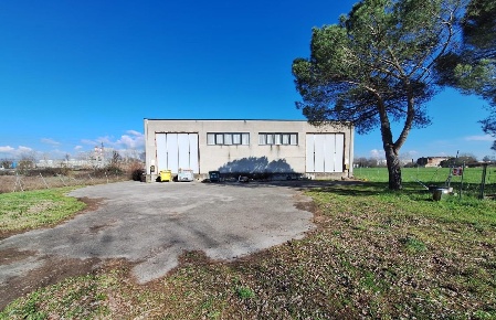 Foto Capannone industriale a Porcari Centro di 2700 m² con 8 locali