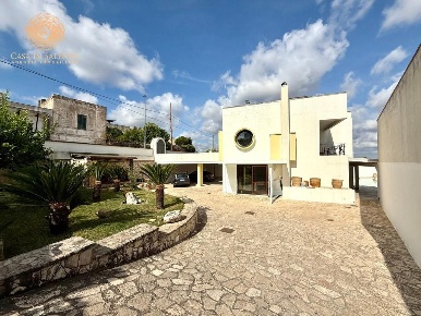 Foto Villa unifamiliare a Alessano Centro di 284 m² con 12 locali