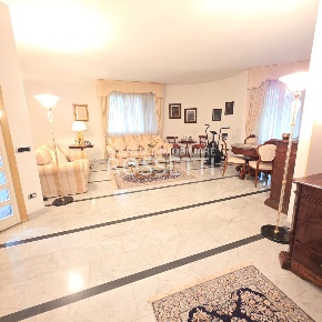 Foto Villa bifamiliare a Cerreto Guidi Centro di 370 m² con 12 locali