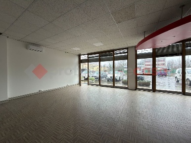 Foto Negozio a Arezzo Via Fiorentina di 180 m² con 6 locali in affitto