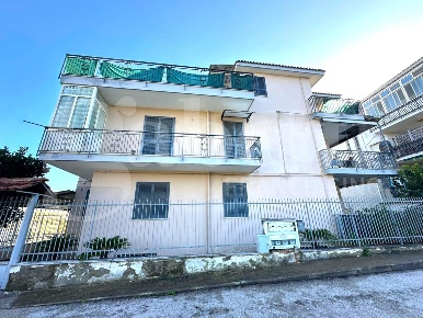 Foto Appartamento in Via Pino Amato 21, Arzano di 95 m² con 3 locali