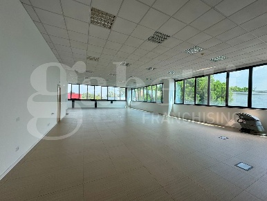 Foto Ufficio in Viale Italia 59, Corsico di 220 m² con 1 locali in affitto