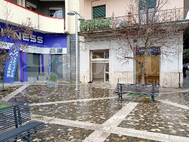 Foto Negozio in Piazza Bissolati 18, Benevento Stazione Centrale di 25 m²