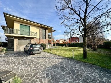 Foto Villa bifamiliare in VIA FOSSE ARDEATINE, Calcio di 170 m² in vendita