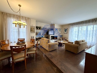 Foto Casa indipendente in Via Indipendenza, Muggiò Centro di 482 m²