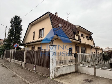 Foto Laboratorio in Via Indipendenza, Muggiò Centro di 482 m² con 8 locali