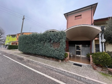 Foto Casa indipendente a San Benedetto Po di 250 m² con 10 locali