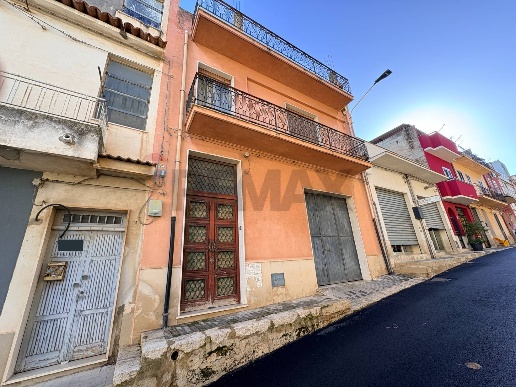 casa indipendente in vendita a Comiso in zona Centro Storico