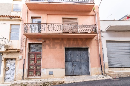 Foto Casa indipendente in Via Grassi 4, Comiso Centro di 95 m² con 4 locali