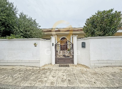 Foto Villa unifamiliare in Via Gramsci 26, Pulsano di 253 m² con 10 locali