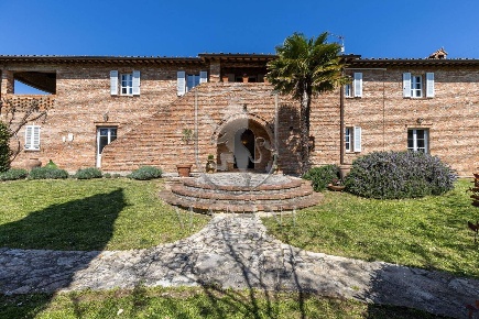 Foto Rustico a Castiglione del Lago di 350 m² con 15 locali in vendita