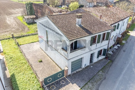 Foto Case semi ndipendenti in Via Pomara 28, Gazzuolo Pomara di 200 m²